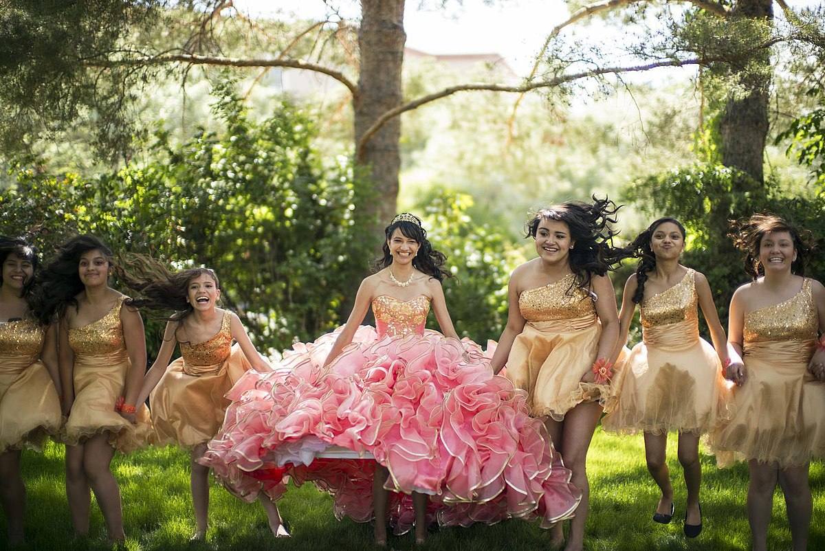 Paulina con sus damas en el jardín